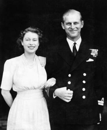Amoureuse de son prince depuis leur première rencontre Elisabeth n'hésite pas à dire oui  ! À la demande de son père , le roi George VI, la future mariée devra attendre ses 21 ans.  Le 10 juillet 1947 les fiançailles sont enfin annoncées !