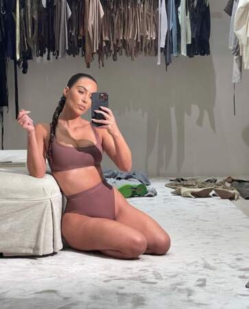 Kim Kardashian en lingerie et en selfie.