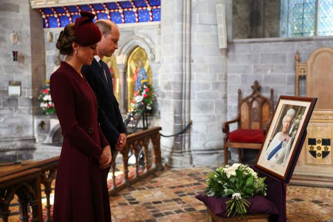 Le couple royal s'est recueilli devant le cliché de la défunte reine.