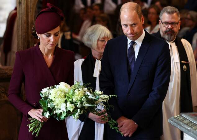 Kate Middleton a déposé un bouquet de fleurs près d'une photo encadrée d'Elizabeth II.