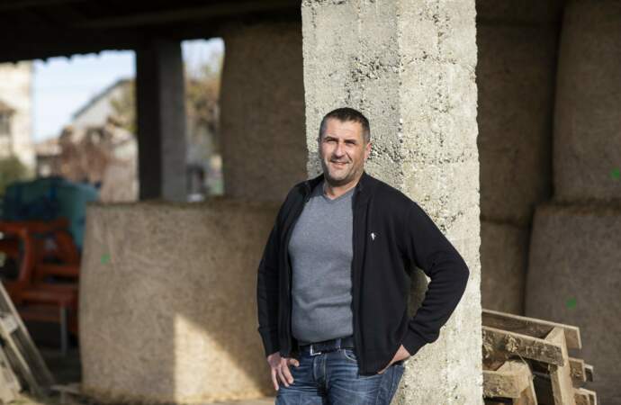 Sébastien a 46 ans, il est lavandiculteur et éleveur de vaches en région Auvergne-Rhône-Alpes