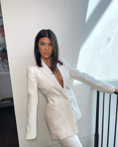 Sa grande sœur Kourtney Kardashian ne portait rien sous sa veste de costard. 