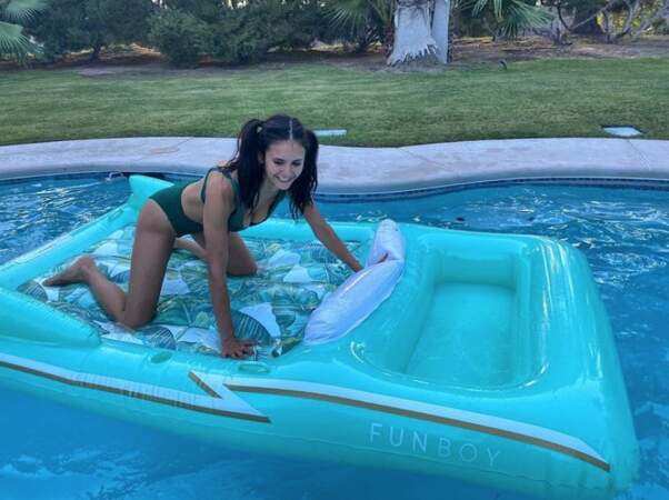 Nina Dobrev a fait mumuse sur sa bouée en bikini.