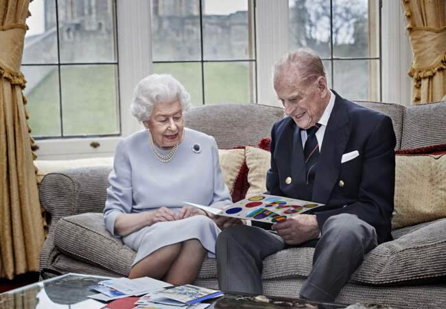 La reine et le prince Philip posent le 19 novembre 2020 à l'occasion de leur 73e anniversaire de mariage. Le duc d'Edimbourg connaitra ensuite des problèmes de santé nécessitant une hospitalisation