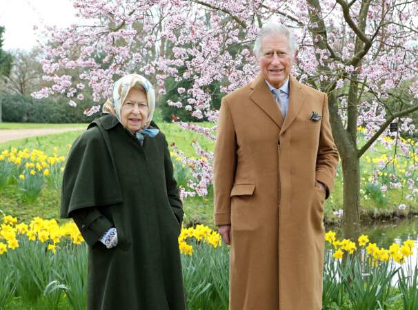 Le 23 mars 2021, Elizabeth II et son fils Charles, l'héritier de la couronne, posent dans le jardin de la résidence royale de Frogmore House