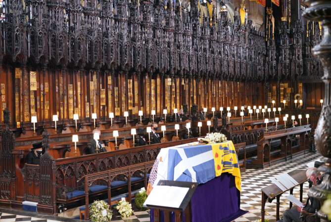 Elizabeth II, à gauche sur l'image, lors des obsèques de son mari le prince Philip à la chapelle Saint-George de Windsor (17 avril 2021).