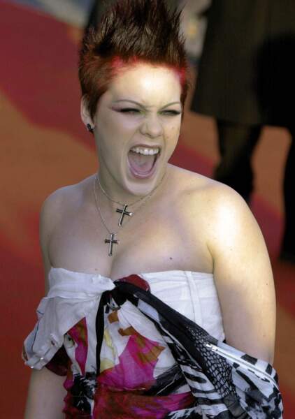 On parle évidemment de la chanteuse Pink ! La voici en 2003 aux Brit Awards à Londres.