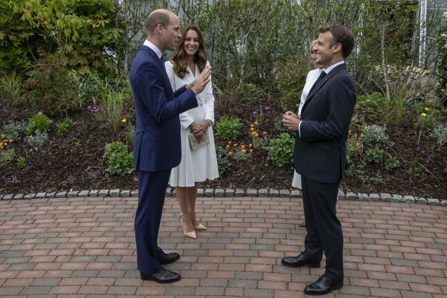 Emmanuel et Brigitte Macron conversent avec le prince William et son épouse Kate Middleton à Carbis Bay.