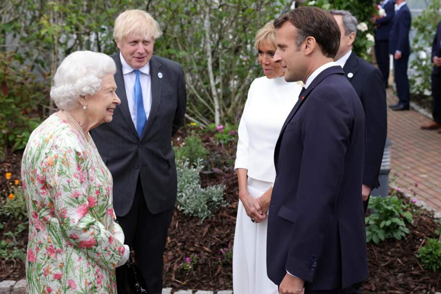 La reine d'Angleterre Elizabeth II discute avec Emmanuel Macron, entourés de Brigitte Macron et Boris Johnson. 