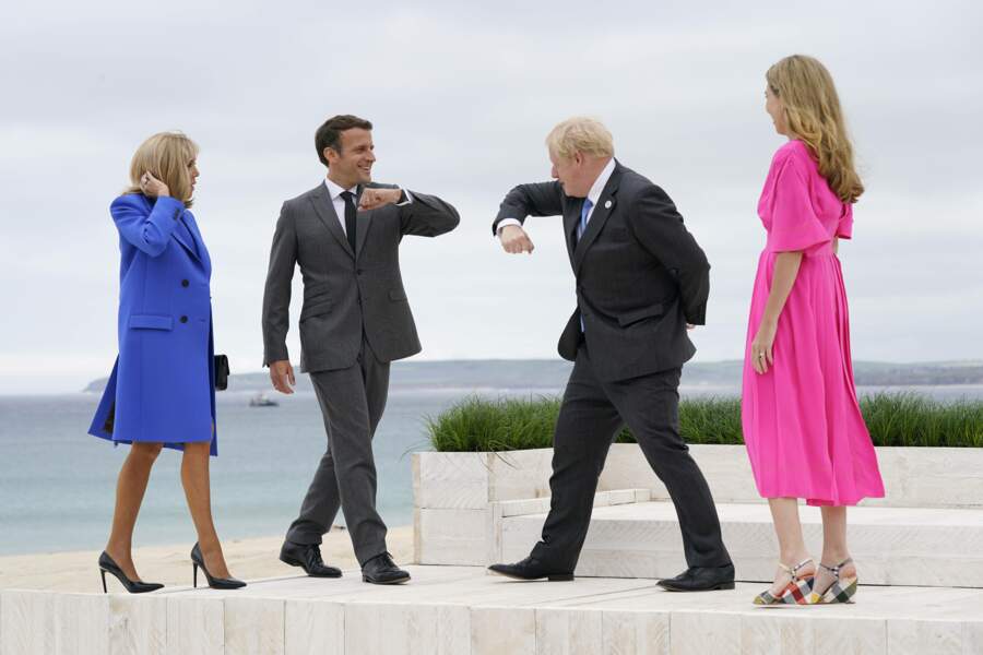 … Aussi flashy que la robe fushia de Carrie Symonds, l'épouse de Boris Johnson. 