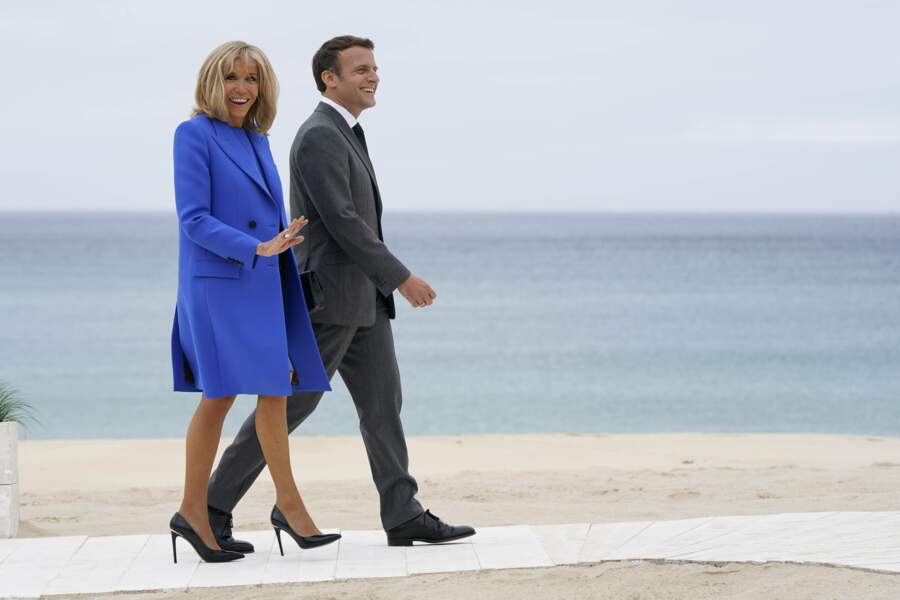 Brigitte Macron a ensuite opté pour un ensemble bleu électrique…