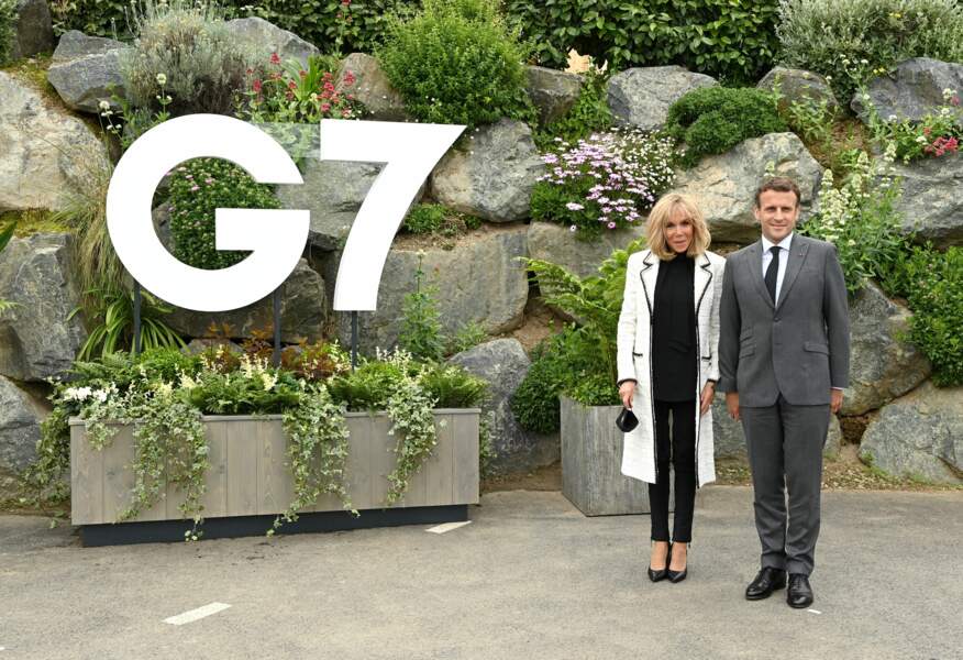 Pour son arrivée au G7, Brigitte Macron avait choisi un élégant manteau blanc sur un ensemble pantalon noir.