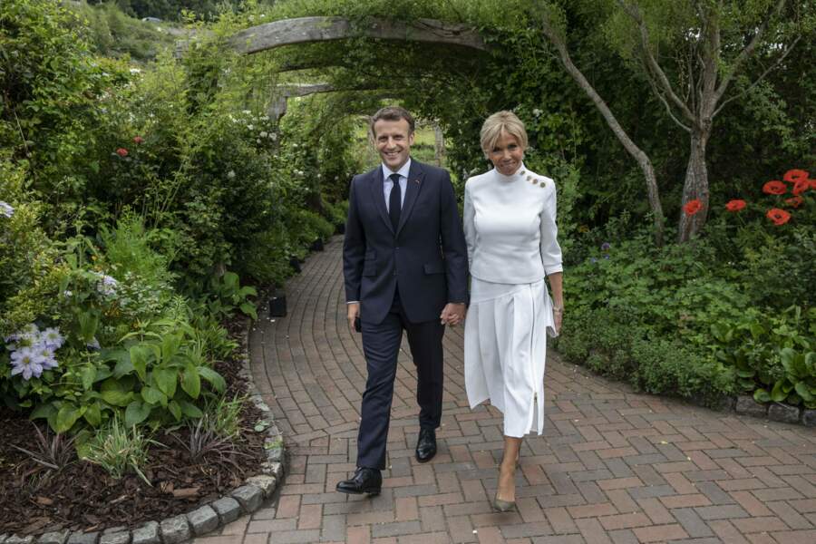 Changement de décor (et de robe pour Brigitte Macron) avant de rencontre la famille royale d'Angleterre.