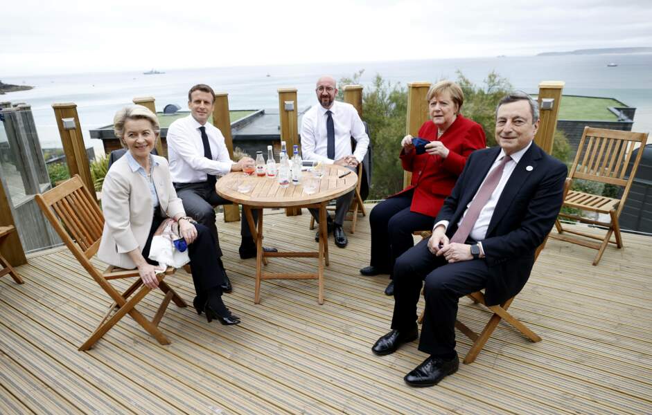 La présidente de la Commission européenne Ursula von der Leyen, Emmanuel Macron, le président du Conseil européen Charles Michel, la chancelière allemande Angela Merkel et le Premier ministre italien Mario Draghi réunis à Carbis Bay pour le G7 2021.