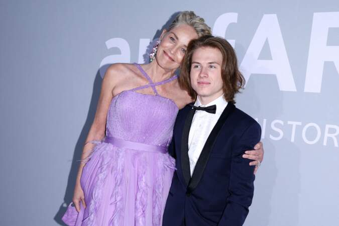 Sharon Stone, qui rayonnait dans sa robe Dolce et Gabbana scintillante, n'est d'ailleurs pas venue seule. Elle avait pour cavalier son fils adoptif, Roan Joseph Bronstein, 21 ans.