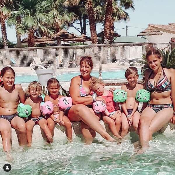 Cindy Van Der Auwera et 6 de ses enfants profitent de la piscine