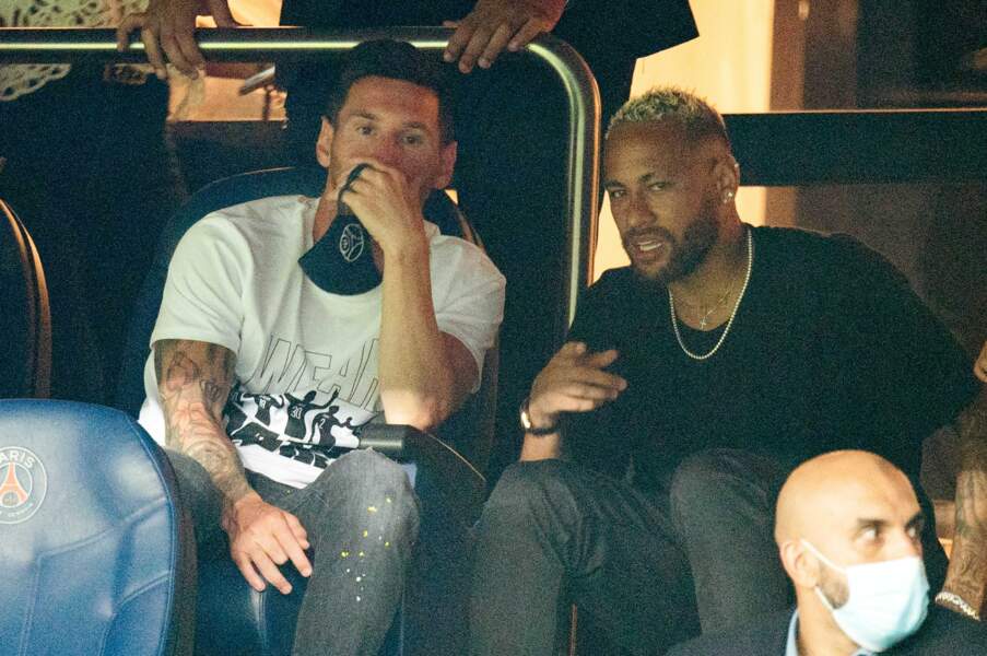 Lionel Messi et Neymar réunis dans les tribunes du Parc des Princes pour le match PSG/Strasbourg le 14 août 2021