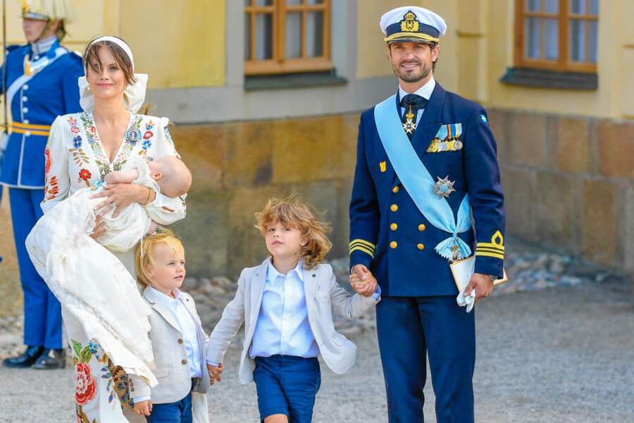 La princesse Sofia, son époux le prince Carl Philip, et leurs trois enfants, les princes Gabriel, Alexander et Julian, pour le baptême du dernier-né de la famille royale suédoise, au château de Drottningholm, samedi 14 août.
