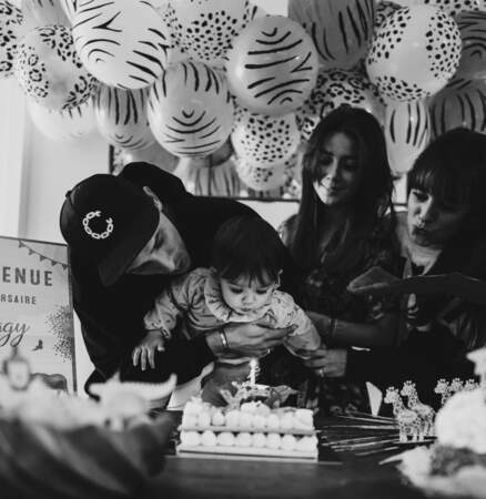 Le petite Maggy fête ses 1 an entourée de ses parents et de sa sœur