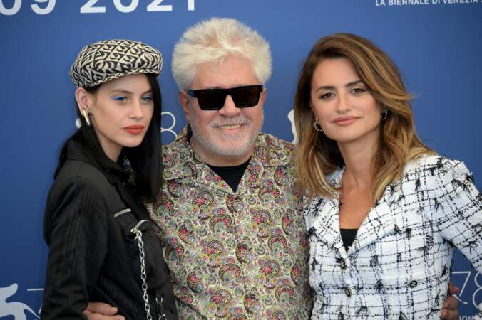 Pedro Almodovar entourée de ses actrices Milena Smit et Penelope Cru pour le photocall du film Madres Paralelas.