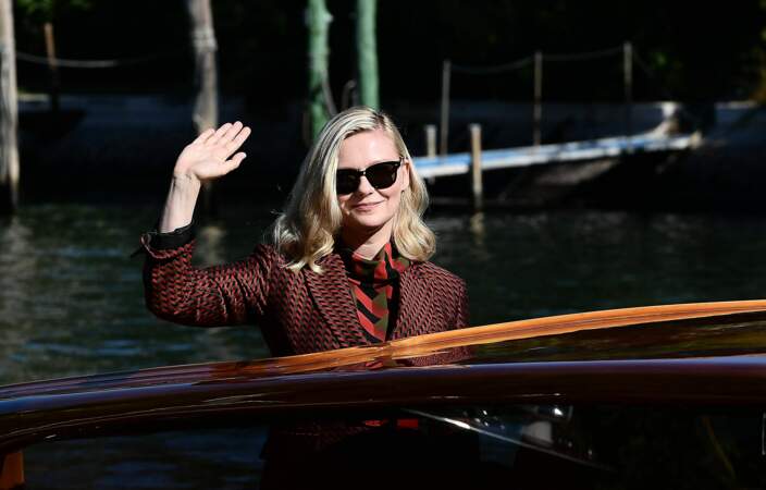 Kirsten Dunst arrive à Venise depuis la mer !