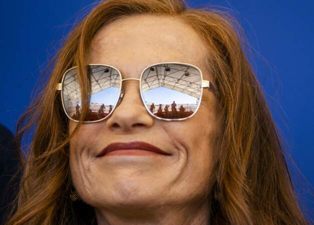 Isabelle Huppert avait mis ses lunettes de soleil pour promouvoir le film Les promesses.