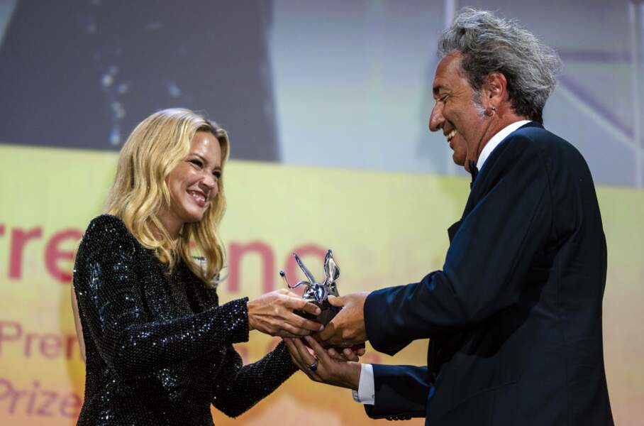 Virginie Efira remet le grand prix spécial du Jury à Paolo Sorrentino