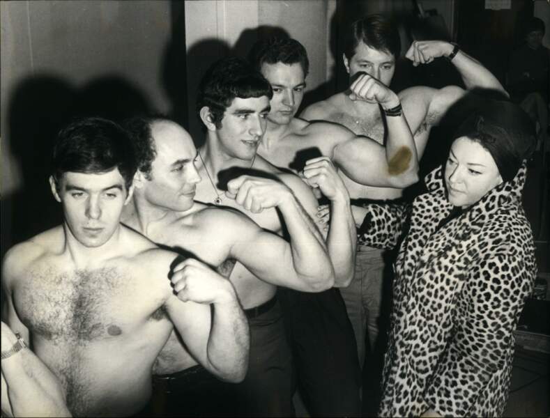 Régine inspectant ses "boys" avant un spectacle en mars 1966.