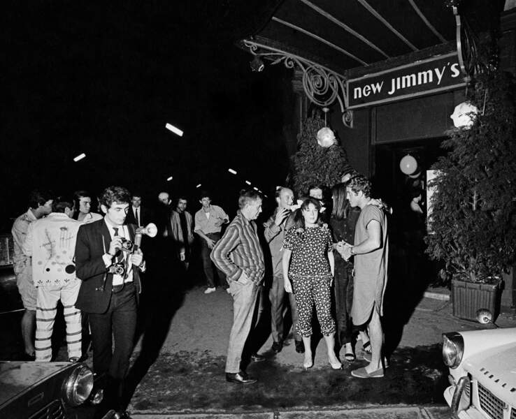 Dans son nouveau club, le New Jimmy's à Montparnasse, elle  organise sa célèbre soirée pyjama après avoir chanté Mais pourquoi un pyjama ? de Serge Gainsbourg.