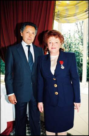 En 1996, la chanteuse reçoit la médaille de la Légion d'honneur à l'Élysée en présence de son époux.