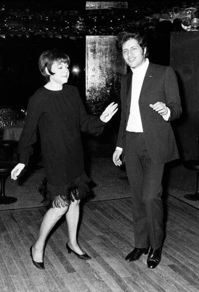 Elle met au goût du jour de nouvelles danses. Ici dansant le "rock steady" avec Joe Dassin en 1969.