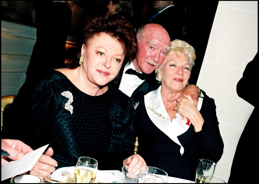 La star au grand coeur retrouve ses amis Eddie Barclay et Line Renaud lors du gala Enfance en détresse en 1995.