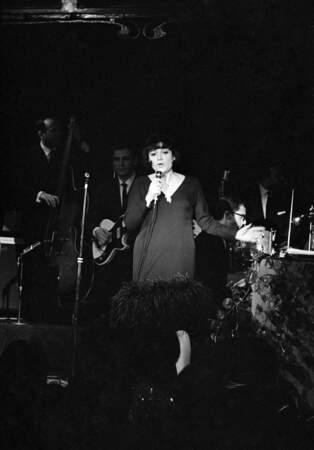 En 1965, elle chante alors Nounours / Oublie-moi.