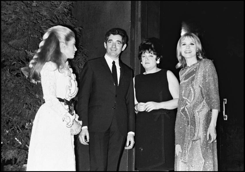 Régine entourée de Catherine Deneuve, Françoise Dorléac et Jacques Demy en 1967.
