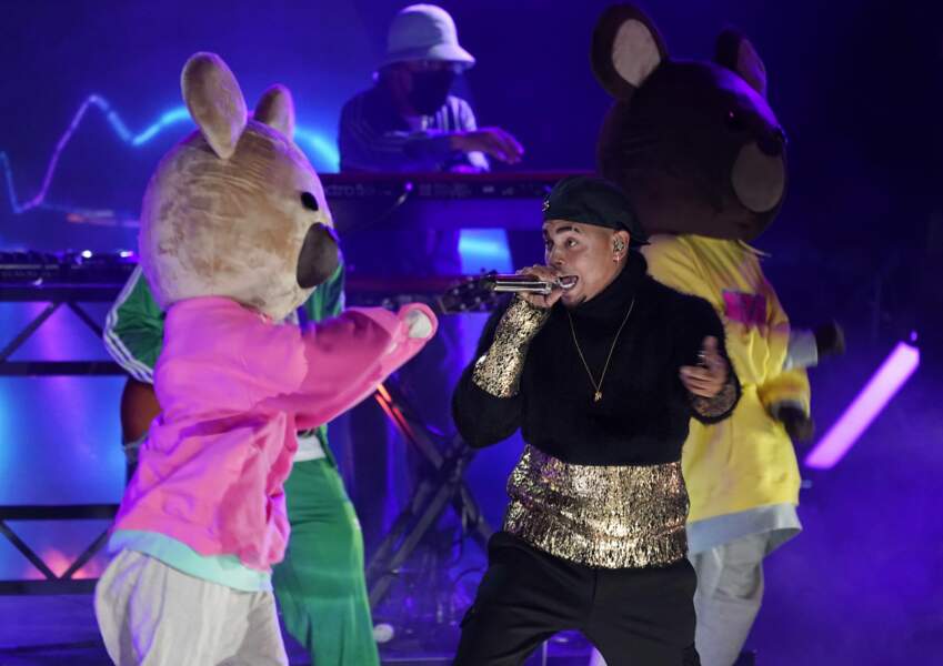 Le chanteur Ozuna à Los Angeles, accompagné sur scène par des mascottes.