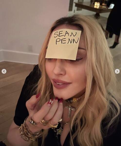 Les proches de Madonna, petits rigolos, lui ont fait deviner le nom de son ex, Sean Penn, au jeu du post-it.