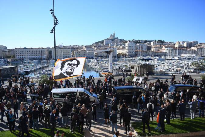 La foule est réunie à Marseille pour les obsèques de Bernard Tapie.
