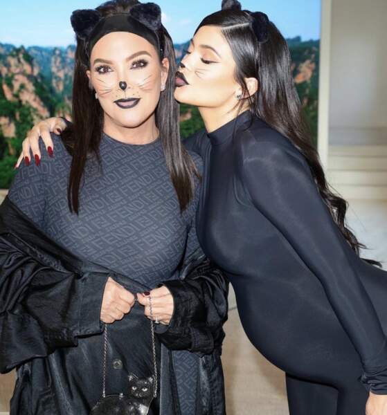Kylie Jenner dévoile son baby bump dans son costume de Catwoman assorti à celui de sa mère Kris Jenner