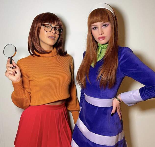 Les stars de la série Riverdale Camila Mendes et Madelaine Petsch dans la peau de Velma et Daphné du Scooby gang