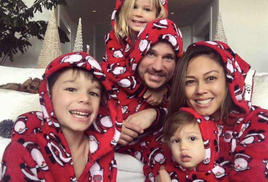 Elle n'hésite pas à capturer le moindre moment familial, comme ici la célèbre tradition des pyjamas de Noël