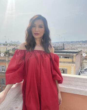 Point mode et beauté : l'actrice Gemma Chan voyait la vie en rouge à Rome.