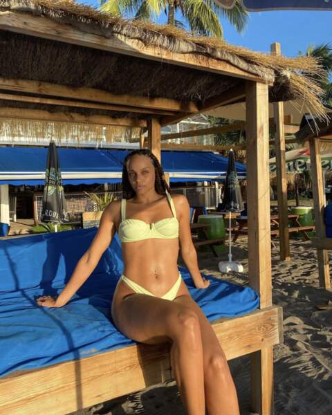 Alicia Aylies, en bikini en Martinique. 