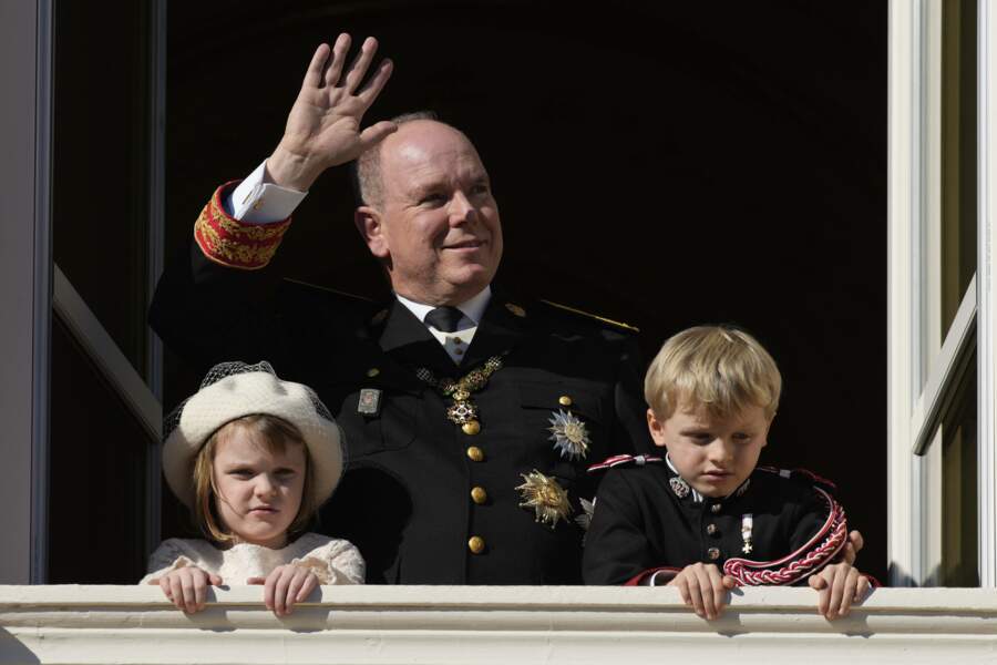 Le prince Albert II et ses enfants saluent les Monégasques.