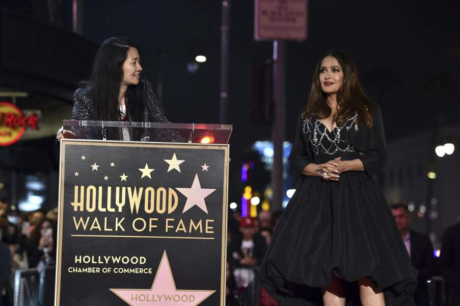 La réalisatrice Chloé Zhao est venue célébrer l'étoile de Salma Hayek après l'avoir dirigée dans Eternals.