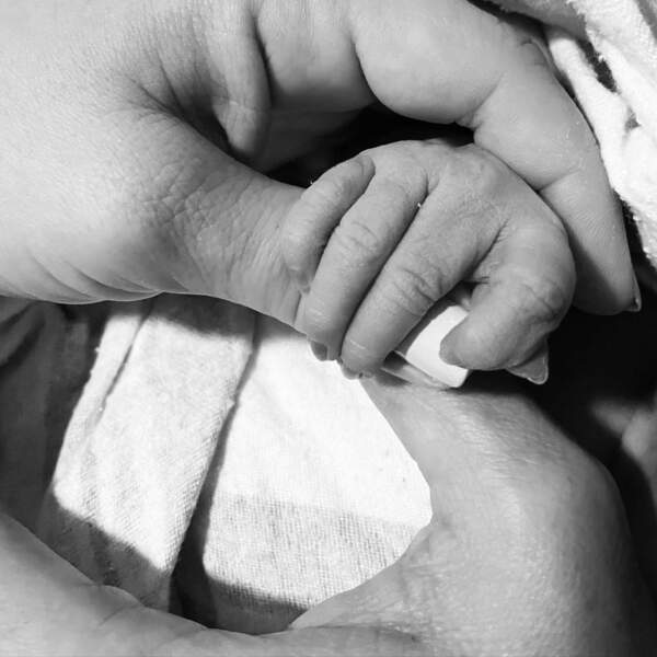 Cette petite main appartient à Jupiter Iris, leur fille est née le 23 mars