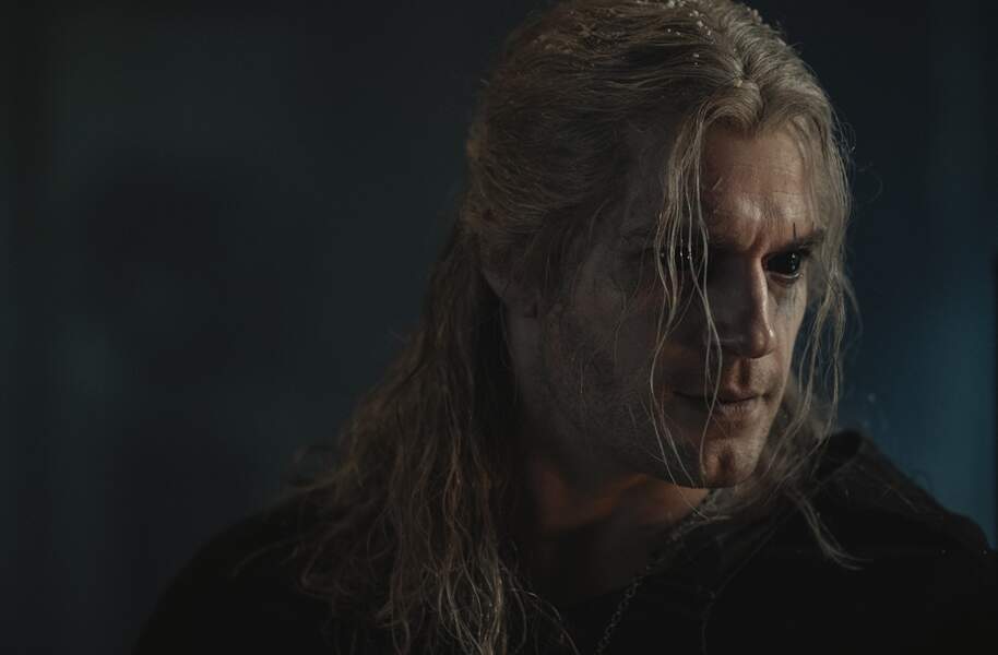 Geralt et sa longue chevelure blanche, devenue aussi légendaire que ses exploits.