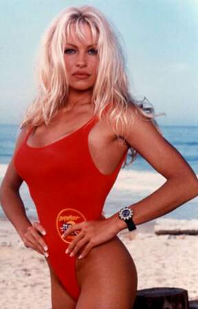 Pamela Anderson dans le maillot de bain rouge échancré qui a fait sa gloire dans la série qui l'a révélée, Alerte à Malibu.