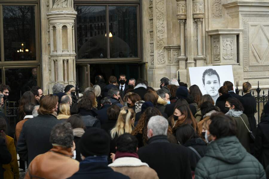 Le public qui pénètre en l'église Saint-Eustache à Paris