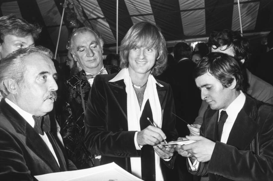 En 1977, au Gala de l'Union des artistes, Dave signant des autographes.