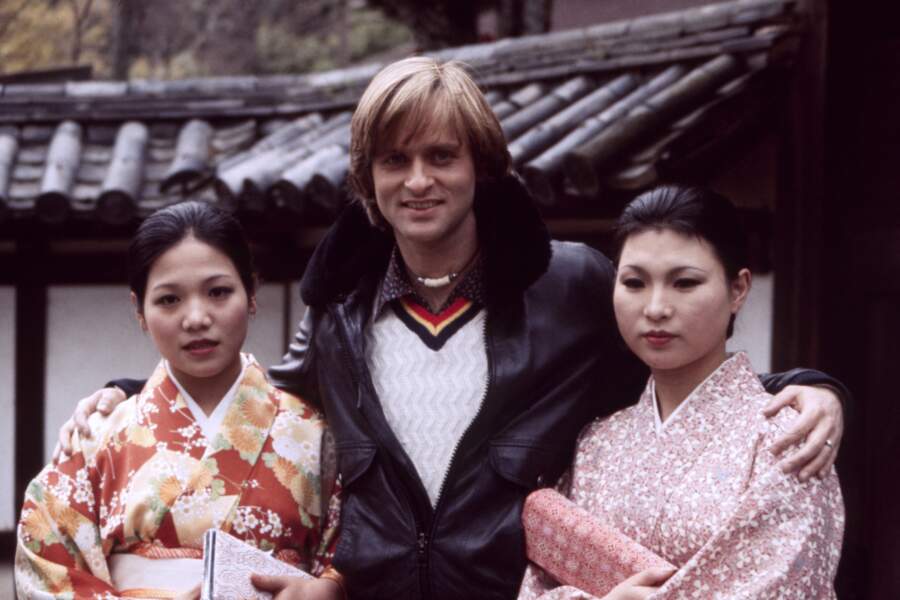 En 1976, le chanteur part faire une tournée au Japon.